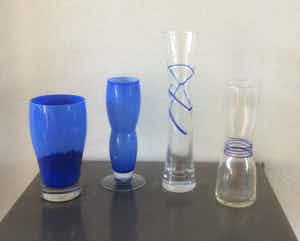 Niet of onleesbaar gesigneerd - VIER BLAUWE GLAZEN VAZEN verkocht voor € 1!