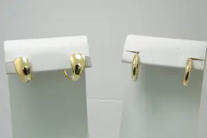 15 - Twee (2) paar 14krt geel gouden oorsieraden - creolen en bladeren kopen? Bied vanaf 170!