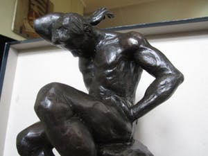 Niet of onleesbaar gesigneerd - Bronzen figuur...... vertwijfeling kopen? Bied vanaf 1!