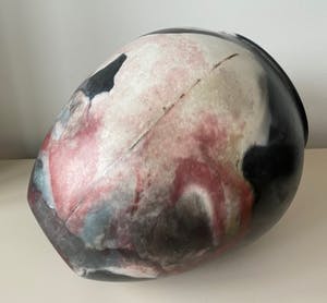 Niet of onleesbaar gesigneerd - Museale Studio Keramische Raku en paardenhaar deksel of urnvaas kopen? Bied vanaf 1!