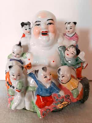 Niet of onleesbaar gesigneerd - Porselein Hotei met kinderen verkocht voor € 1!
