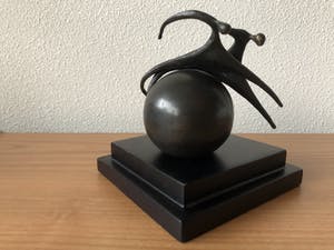 Corry Ammerlaan - Beeldje op sokkel - De hele wereld aankunnen kopen? Bied vanaf 35!