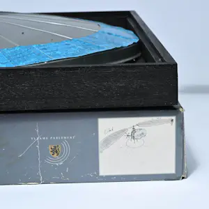 Panamarenko - Beeld: vliegend eiland in houten plateau + originele doos met beschrijving kopen? Bied vanaf 1995!