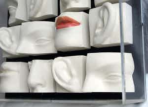 Franz Schupp - Gips op paneel in Perspexbox , “Communicatie” - 1985 verkocht voor € 250!