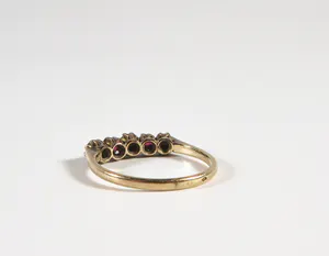 14 kt. geelgouden rijring bezet met diamanten en robijn kopen? Bied vanaf 150!