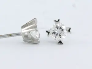 Buy 18k wit gouden solitair oorknoppen met briljant geslepen diamant tot. 0,22ct? Bid from 300!