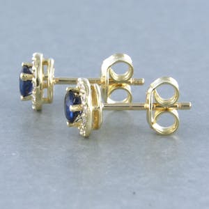 14k  gouden entourage oorknoppen bezet met saffier 0,50ct en briljant diamant kopen? Bied vanaf 250!