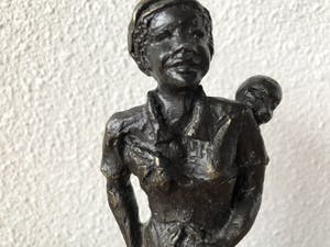 Niet of onleesbaar gesigneerd - Prachtig bronzen beeld - Moeder met kind in draagdoek. kopen? Bied vanaf 1!