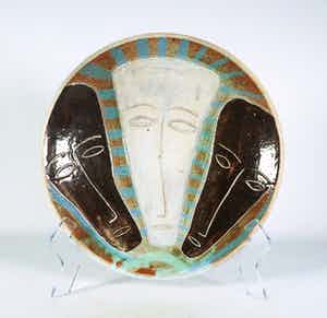 Dirk Hubers - Aardewerk, Geglazuurde schaal op voet met gezichten verkocht voor € 100!
