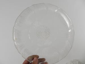 Niet of onleesbaar gesigneerd - 2 grote glazen jaren 60 schalen kopen? Bied vanaf 1!