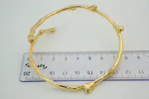 69 - Zware, markant vormgegeven en massief 18Krt gouden "boomtak" armband kopen? Bied vanaf 1860!