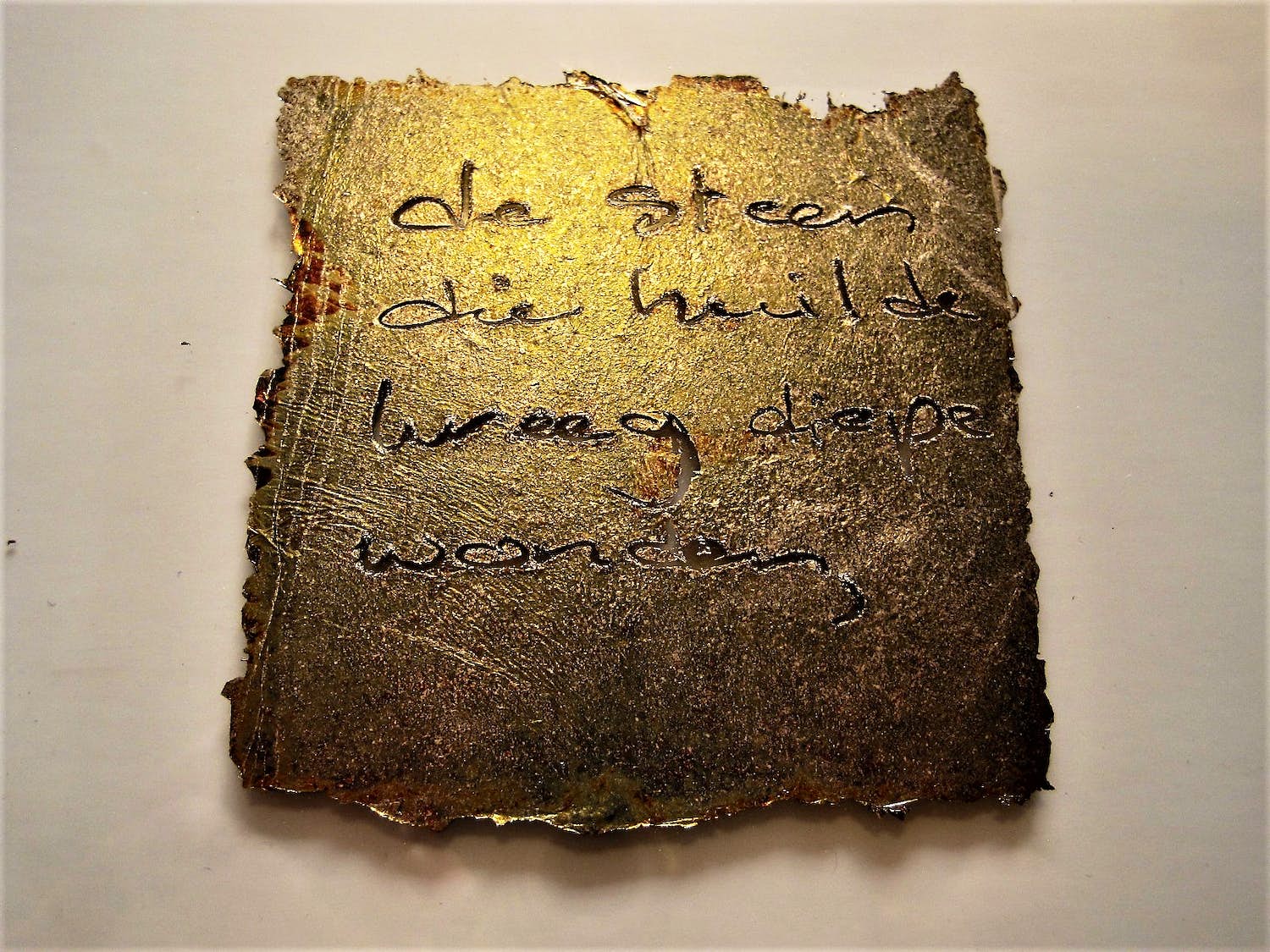 Marijke de Goey - gesigneerd goudverf op glas "de steen die huilde .." gedicht theo v Baaren verkocht voor € 47!