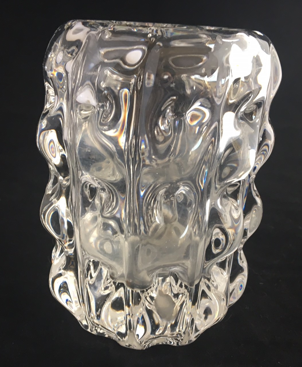 Niet of onleesbaar gesigneerd - Blank kristallen hand geblazen Brutalist vaasje kopen? Bied vanaf 1!