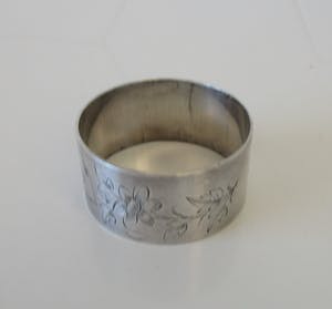 Curiosa - Art Nouveau verzilverde servetring van Armand Frenais uit Parijs kopen? Bied vanaf 1!