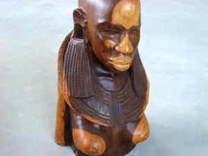 Niet of onleesbaar gesigneerd - Buste Massai-vrouw. verkocht voor € 10!