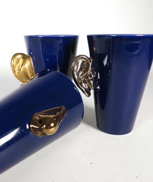 Barbara Roling - uitgevoerd door Cor Unum, Keramiek, Drieluik mokken oor-neus-oor kopen? Bied vanaf 90!