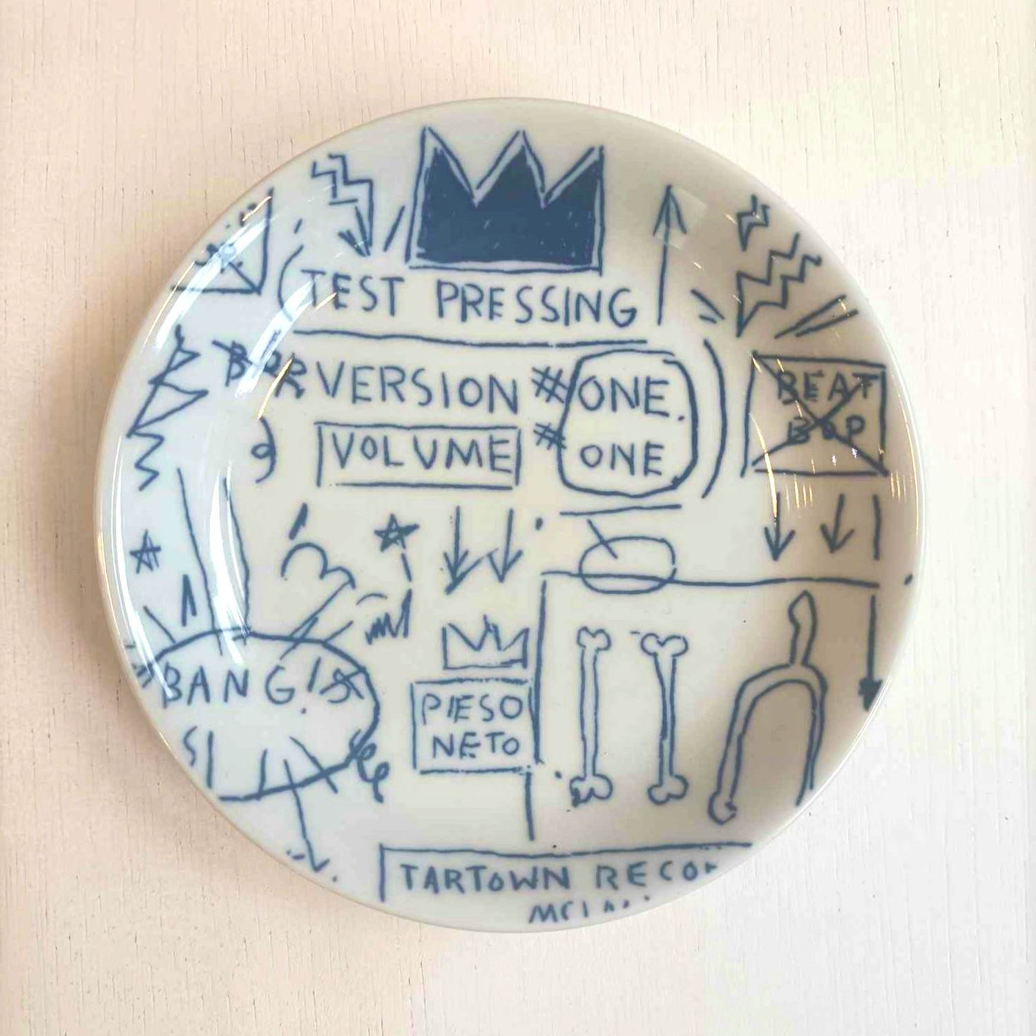 Jean-Michel Basquiat - klein keramisch bord door UNIQLO verkocht voor € 75!