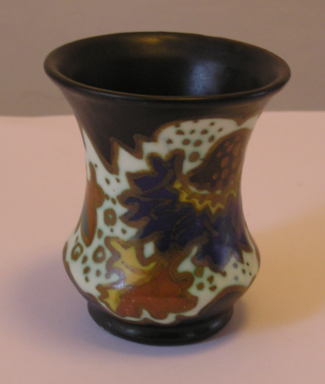 Arnhemsche Fayencefabriek - Platelen vaasje decor Gouda verkocht voor € 14!