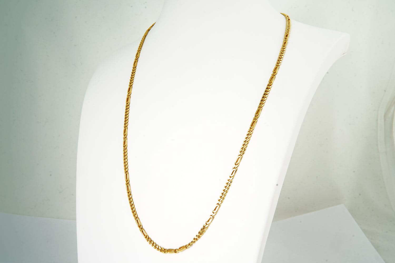 05  - Lang 14Krt geel gouden collier met karakteristieke Figaro schakels kopen? Bied vanaf 470!