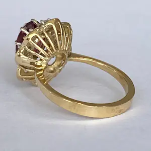 18 Kt. Geelgouden cocktailring met 1,80 ct granaat en diamanten kopen? Bied vanaf 900!