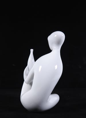 Royal Dux - Lot van twee porseleinen zittende vrouw-figuren kopen? Bied vanaf 50!