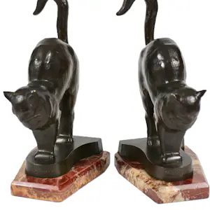 Charles Charles - Twee Art deco bronzen katten op marmer sokkels kopen? Bied vanaf 1800!