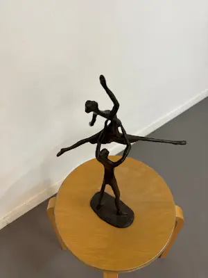 Corry Ammerlaan - Een sierlijk Bronzen beeldje van abstrakte dansers. kopen? Bied vanaf 100!
