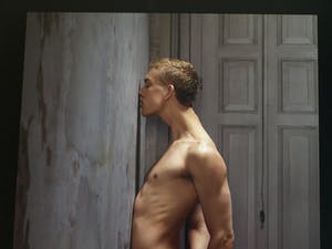 Erwin Olaf - Ingelijste foto uit de serie Skin Deep , Male Nude No. 01 - 2015 kopen? Bied vanaf 1000!