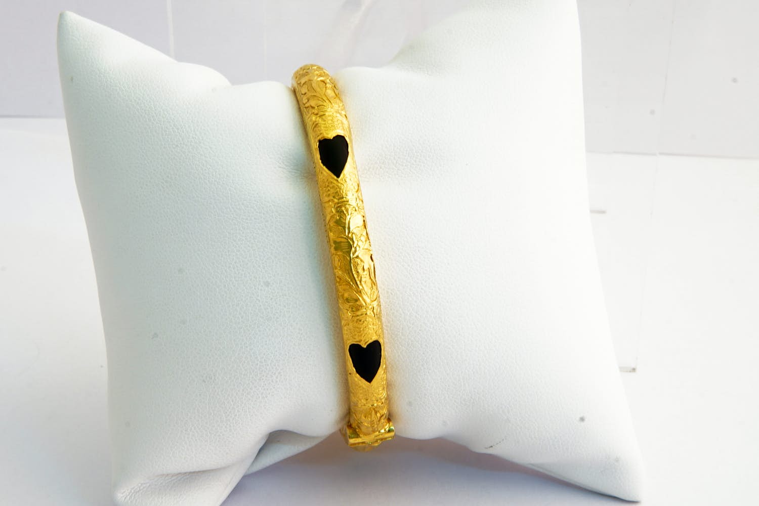 97- Surinaamse 22 krt ged. geel-gouden armband met zwarte uitgesneden harten kopen? Bied vanaf 470!