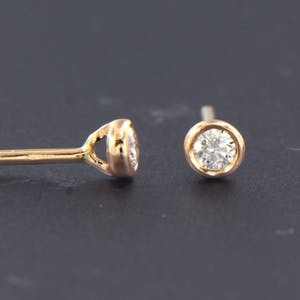 18K Goud - Rosé gouden oorknoppen bezet met 0.12 ct diamant kopen? Bied vanaf 170!