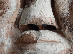 Niet of onleesbaar gesigneerd - Aardewerk (chamotte) en verf, ‘Hoofd’ – hoogte 44 cm kopen? Bied vanaf 1!