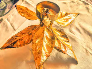 Willy Daro - Wandlampe Messing vergoldet Blumenform für Massive 1970er Jahre kopen? Bied vanaf 120!