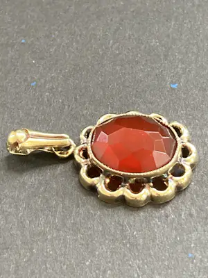 14 karaats geelgouden hanger bezet met een ovaal gefacetteerd geslepen carneool kopen? Bied vanaf 60!