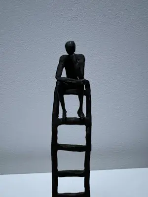 Corry Ammerlaan - Bronzen sculptuur | Even aan het nadenken kopen? Bied vanaf 20!