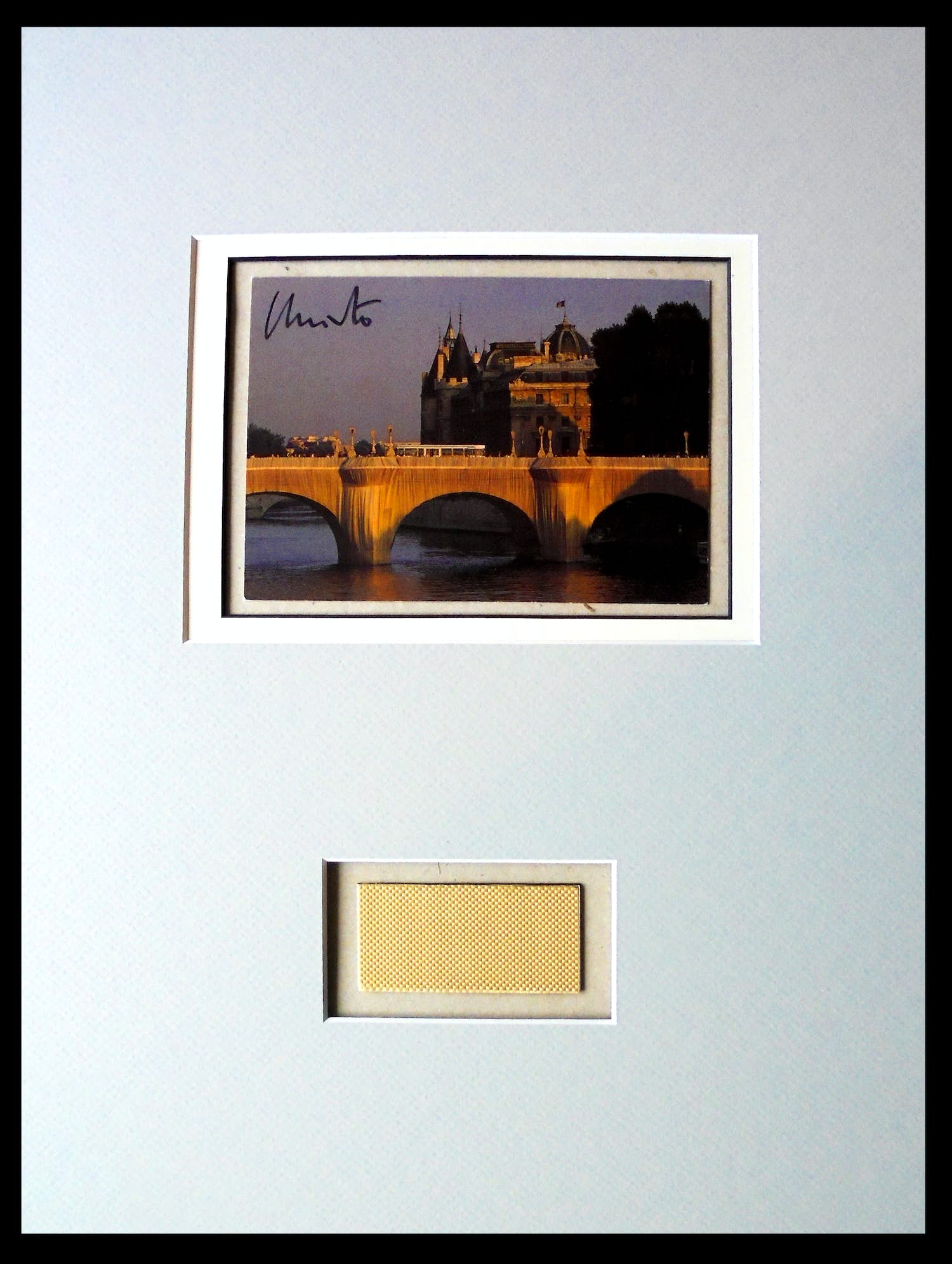 Christo - Project "Pont Neuf wrapped " 1983 - inc. original stofmonster-handgesigneerd verkocht voor € 1!