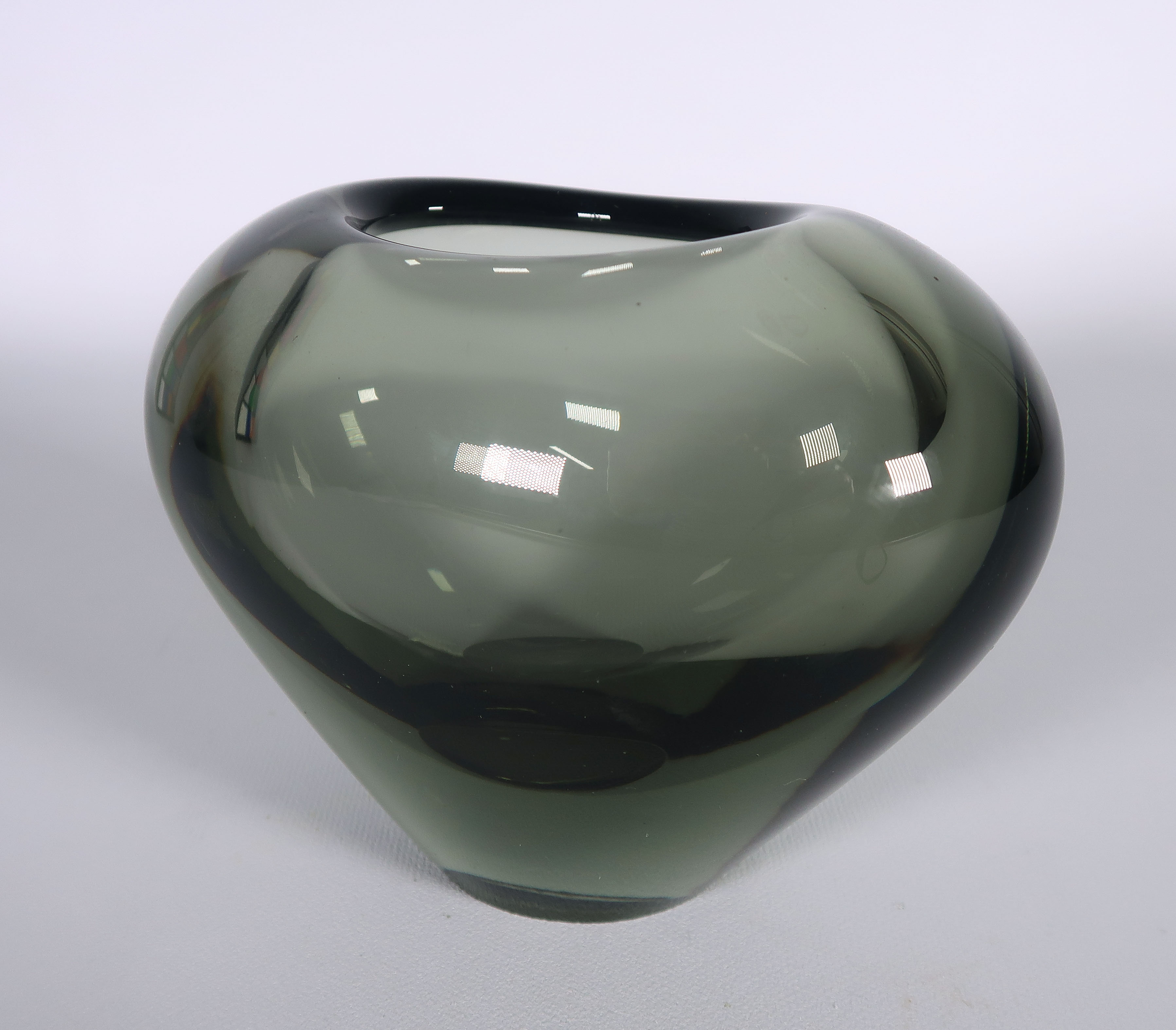 Per Lutken - Kristalglas, Grijsgroen vaasje, uitgevoerd door Holmegaard kopen? Bied vanaf 1!