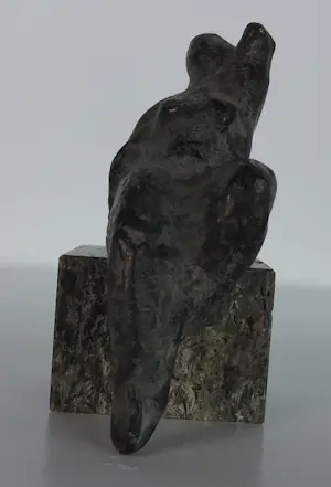 Lia van Vugt - Vrouwelijk brons figuur zittend op steen kaufen? Bieten Sie von 80!