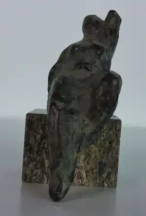 Lia van Vugt - Vrouwelijk brons figuur zittend op steen verkauft für € 226!