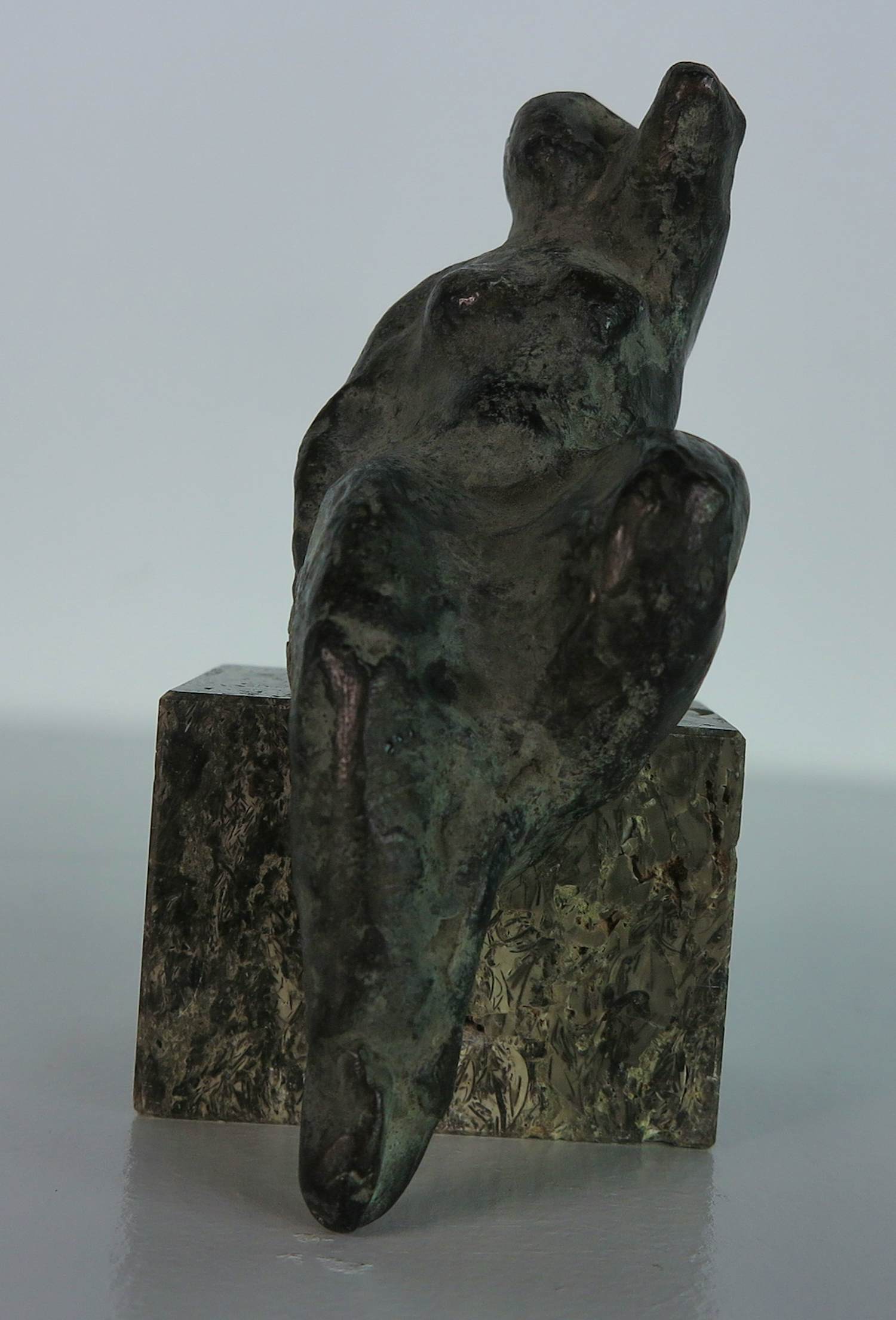 Lia van Vugt - Vrouwelijk brons figuur zittend op steen kopen? Bied vanaf 80!