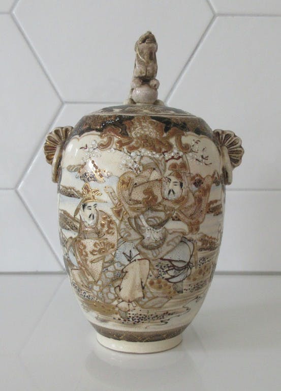 Niet of onleesbaar gesigneerd - Satsuma dekselvaas of urn verkocht voor € 1!