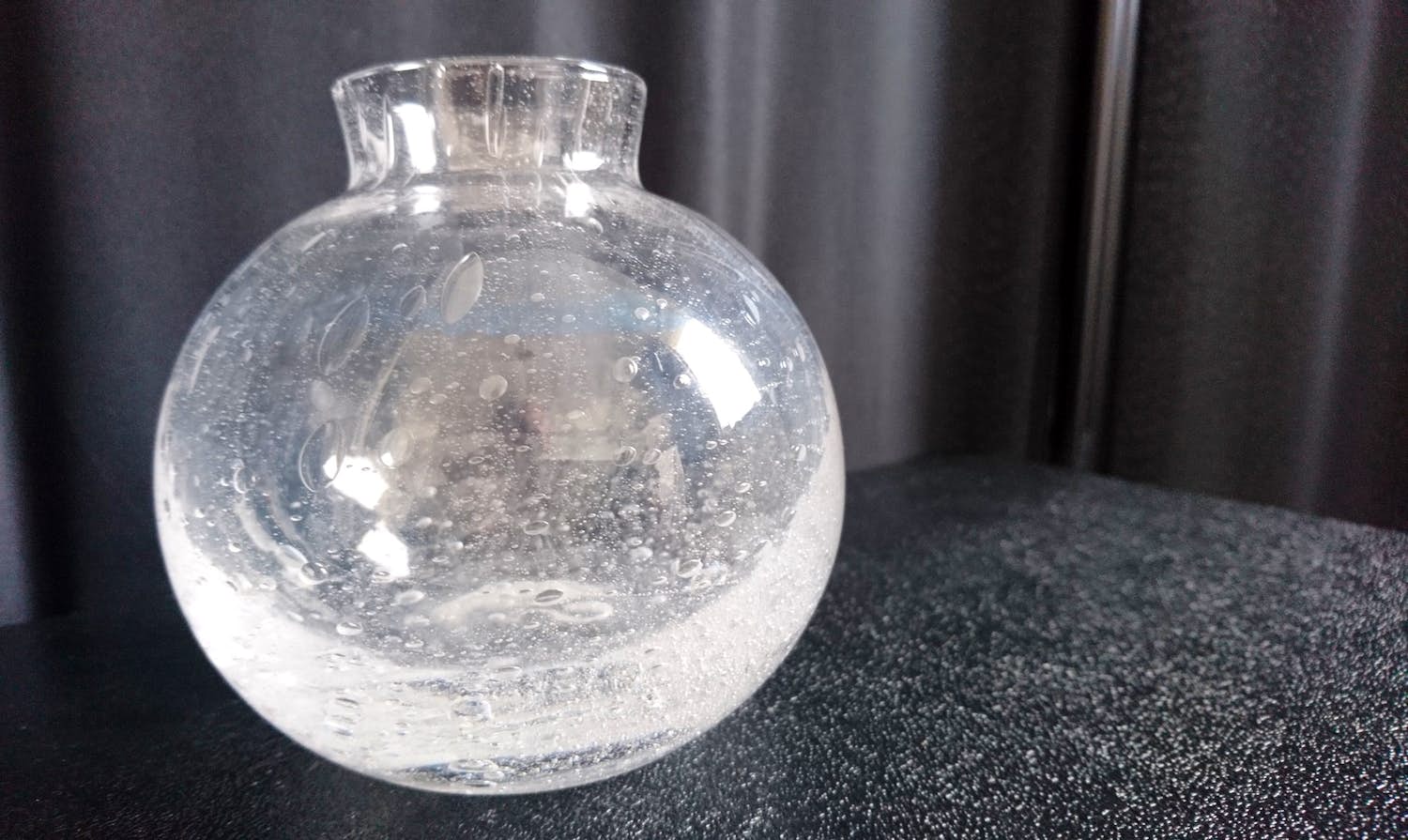 Royal Leerdam - Dikwandig bolvaasje met ingesloten luchtbellen (1975) kopen? Bied vanaf 1!