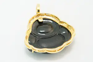47- Grote 18kt gouden Buddha hanger met 1.40ct diamant (baquet + brilj) kopen? Bied vanaf 750!