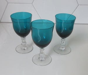 Verre Vieux Chenee - Drie antieke kristallen port of sherry glazen met zeegroene kelk kopen? Bied vanaf 30!