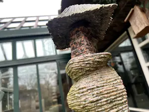 Rainer Fest - Japans huisje uit graniet gehouwen en op dunne granieten sokkel kopen? Bied vanaf 1000!