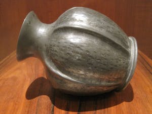 Alice en Eugene Louis Chanal - Organisch gevormd tinnen vaasje kopen? Bied vanaf 25!