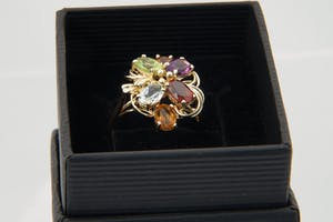 1322 - Sierlijke 14 karaats geel-gouden fantasie ring met diverse kleurstenen kopen? Bied vanaf 120!