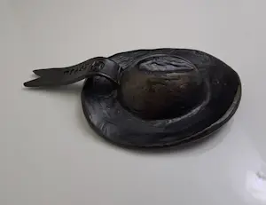 Corry Ammerlaan - Bronzen Hoed met vermelding Chapeau kopen? Bied vanaf 25!