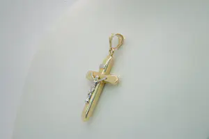 26 - Mooi bewerkte en zo goed als nieuwe 14 karaat bi-color gouden kruis hanger kopen? Bied vanaf 150!