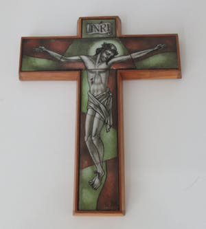 Jan Perey - Opaline glazen gebrandschilderde Cruxifix met houten lijst kopen? Bied vanaf 25!