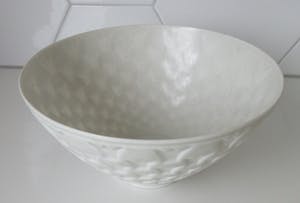 Rorstrand - Gunnar Nylund - White glazed porcelain bowl modelled with crowns kopen? Bied vanaf 95!